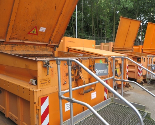 Ein orangener Container mit der Aufschrift Sperrmüll