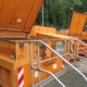 Ein orangener Container mit der Aufschrift Sperrmüll