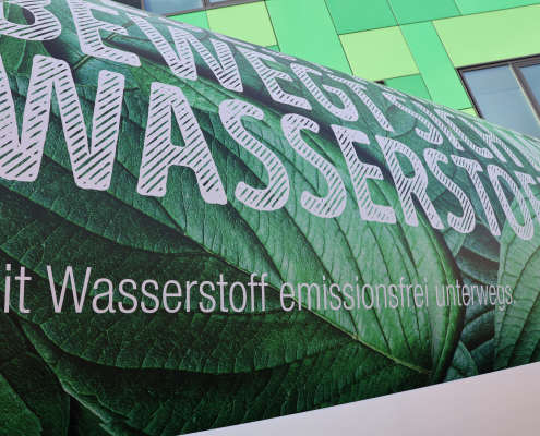 Die Aufschrift eines Alternativ betriebenen Müllwagens "Dieses Fahrzeug bewegt sich mit Wasserstoff"