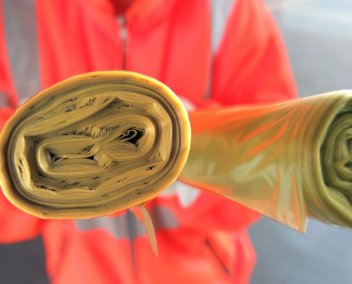 zwei Rollen gelber Säcke werden hochgehalten
