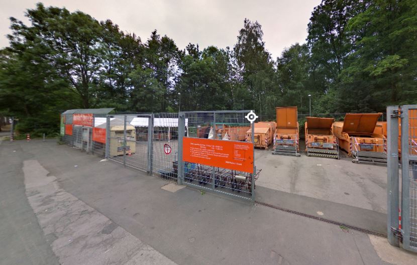 Eingezäunt stehen mehrere orangene Container