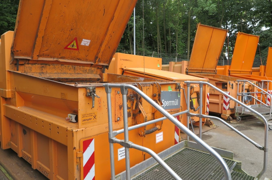 Container-Wertstoffhof Ein Sperrmüllcontainer in Vordergrund, im Hintergrund sind weitere Container zu sehen