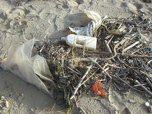 Plastikmüll-im-Meer Plastikmüll auf einem Sandstrand