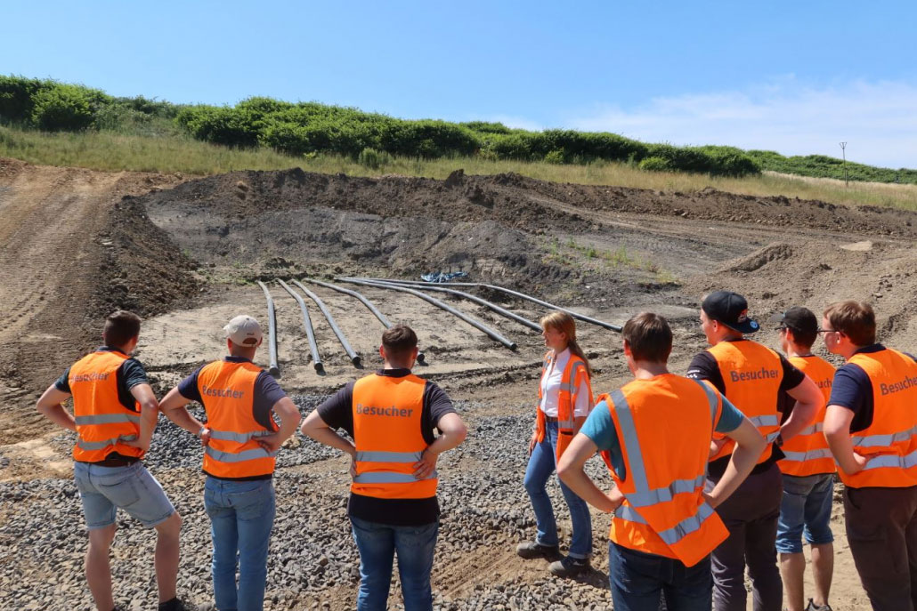 oberflaecehnabdichtung eine Menschengruppe schaut sich die Fortschritte auf einer Baustelle an